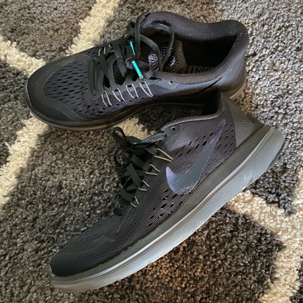 Girls Size 6 Nike sneakers